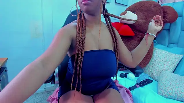 hazellanee online show from November 2025 05:19:02 AM