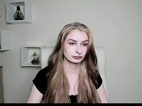 Snapshot of NinaBlond1 chatting on October 2025 05:41:02 AM NinaBlond1 online show from October 2025 05:41:02 AM