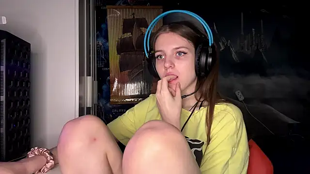 Elira Breeze online show from November 2025 01:09:02 PM