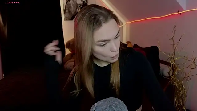 KitsyMoore online show from November 2025 01:11:01 PM