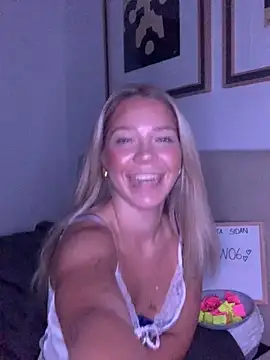 Bellablows online show from October 2025 09:41:01 PM