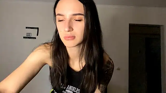 TifanyRawi online show from October 2025 12:48:02 PM