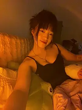 Snapshot of Tramy_xx chatting on June 2026 01:57:01 PM Tramy xx online show from June 2026 01:57:01 PM