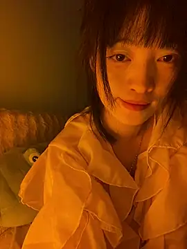 Snapshot of Tramy_xx chatting on June 2026 04:44:01 PM Tramy xx online show from June 2026 04:44:01 PM