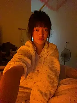 Snapshot of Tramy_xx chatting on July 2026 05:26:02 PM Tramy xx online show from July 2026 05:26:02 PM