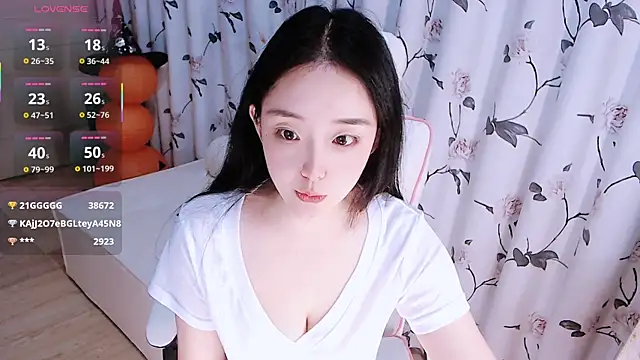 Snapshot of Niannian- chatting on November 2025 05:24:01 PM Niannian- online show from November 2025 05:24:01 PM