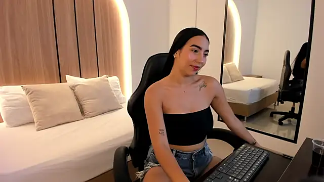 olivia willoow online show from December 2025 03:23:01 AM