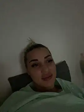 Giullyaxx online show from October 2025 05:02:02 PM