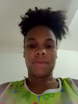 Snapshot of PrettahSantos chatting on October 2025 12:05:02 AM PrettahSantos online show from October 2025 12:05:02 AM