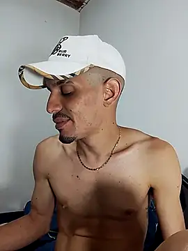 LATINO27CM online show from October 2025 12:44:01 AM