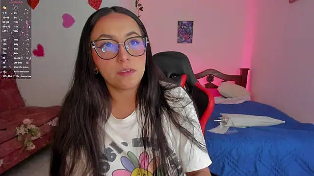 Snapshot of SophieLAmour chatting on October 2025 11:58:02 PM SophieLAmour online show from October 2025 11:58:02 PM