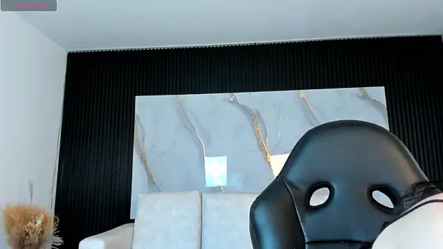 Karol Yanil online show from October 2025 07:38:02 PM