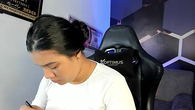 Tamara Johnss  online show from November 2025 02:43:01 AM