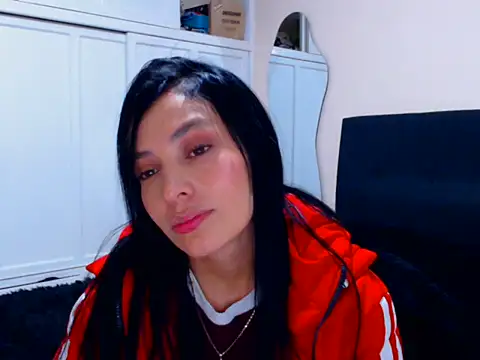 Snapshot of EmmaValmor chatting on May 2026 04:21:02 AM EmmaValmor online show from May 2026 04:21:02 AM