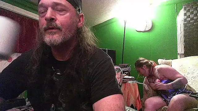 HippieDad333 online show from April 2026 03:01:01 AM