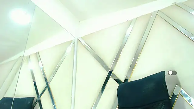 AuroraRoss online show from October 2025 07:13:01 PM