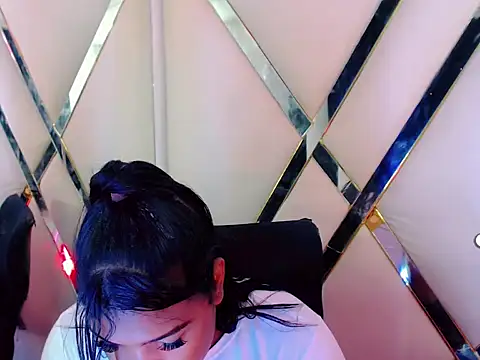 AuroraRoss online show from October 2025 07:25:02 PM