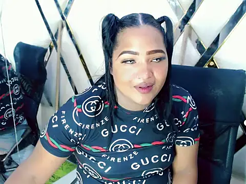 AuroraRoss online show from October 2025 07:12:01 PM