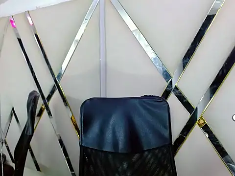 AuroraRoss online show from November 2025 07:02:02 PM