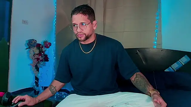 LucasGaeel online show from October 2025 12:19:01 AM