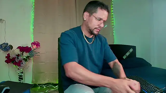 LucasGaeel online show from October 2025 04:44:01 AM