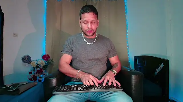 LucasGaeel online show from February 2026 12:09:01 PM