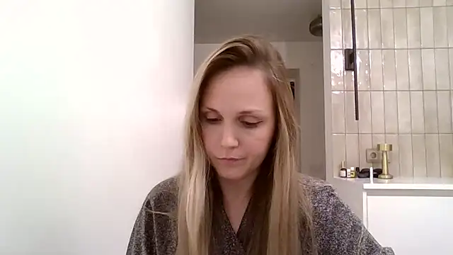 Snapshot of Kyrelinn chatting on November 2025 04:40:02 PM Kyrelinn online show from November 2025 04:40:02 PM