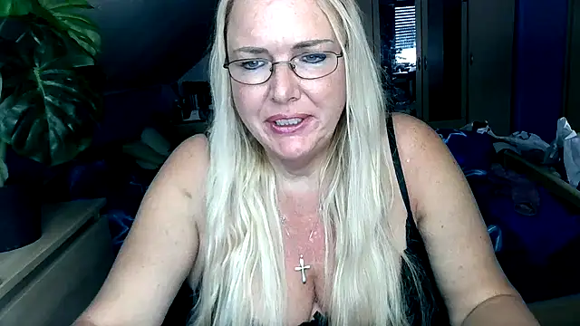 Snapshot of Sandy-Summer chatting on October 2025 02:51:02 PM Sandy-Summer online show from October 2025 02:51:02 PM