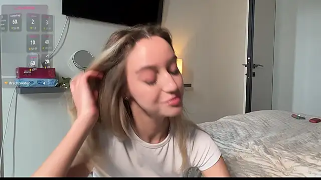 Snapshot of SophieBelll chatting on October 2025 10:49:01 AM SophieBelll online show from October 2025 10:49:01 AM