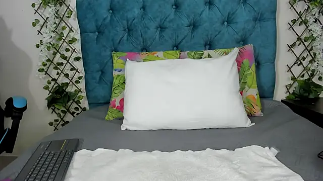 Snapshot of violett__rousee chatting on October 2025 02:36:01 PM violett rousee online show from October 2025 02:36:01 PM