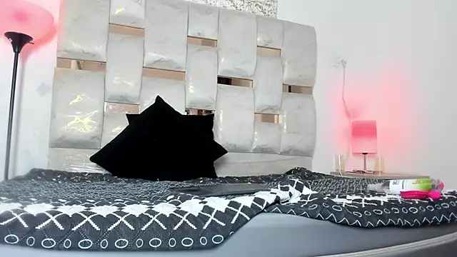 Nyra 18 online show from November 2025 08:13:02 AM