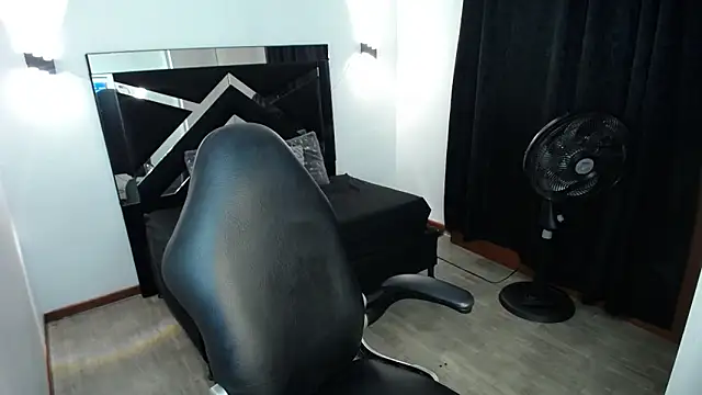 Snapshot of MarianaRojas_ chatting on June 2026 02:14:01 AM MarianaRojas online show from June 2026 02:14:01 AM