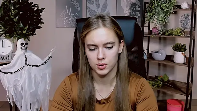 JuneWoods online show from November 2025 11:43:01 AM