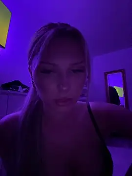 blondeeee online show from December 2025 05:52:02 PM