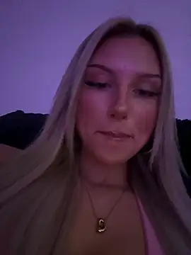 Snapshot of blondeeee chatting on April 2026 04:37:01 PM blondeeee online show from April 2026 04:37:01 PM