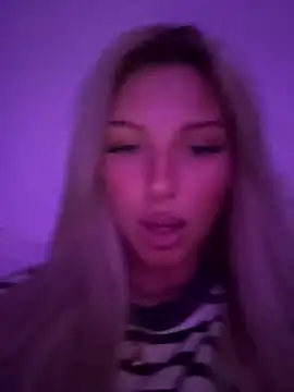 Snapshot of blondeeee chatting on May 2026 04:58:02 PM blondeeee online show from May 2026 04:58:02 PM