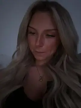 Snapshot of blondeeee chatting on May 2026 07:52:02 PM blondeeee online show from May 2026 07:52:02 PM