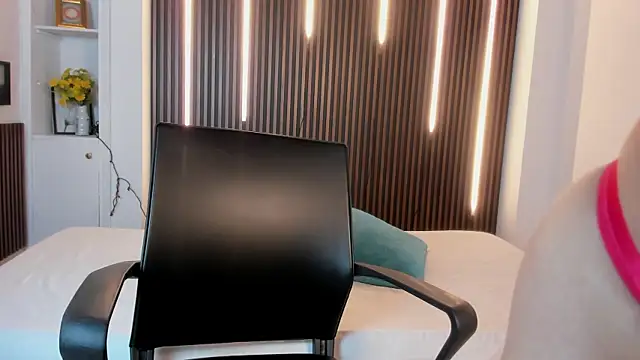 Caroline Millerr online show from October 2025 08:39:02 PM