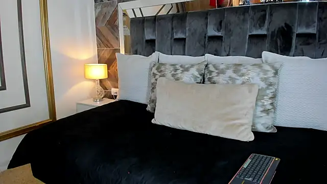 Snapshot of NaylaGrey chatting on October 2025 11:41:02 AM NaylaGrey online show from October 2025 11:41:02 AM