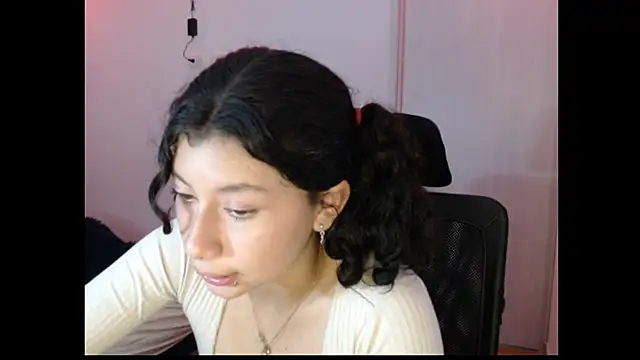 Snapshot of Ivonnybonn chatting on October 2025 07:43:01 AM Ivonnybonn online show from October 2025 07:43:01 AM