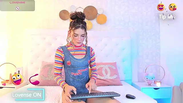 Snapshot of kendallspears_1 chatting on October 2025 03:39:02 AM kendallspears 1 online show from October 2025 03:39:02 AM