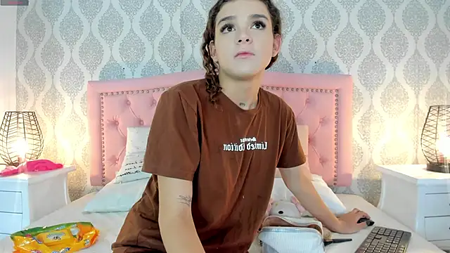 Snapshot of kendallspears_1 chatting on November 2025 03:51:02 AM kendallspears 1 online show from November 2025 03:51:02 AM