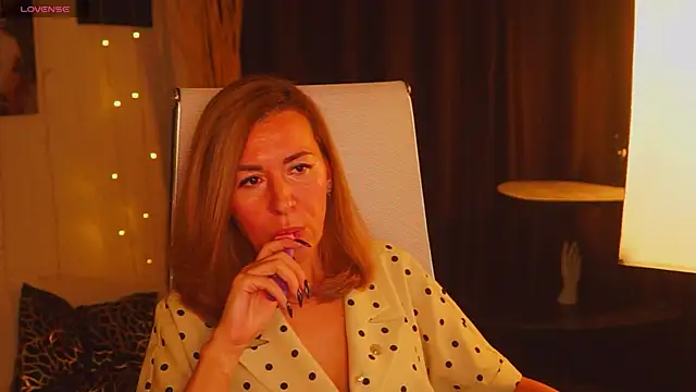 DonnaSmitth online show from October 2025 03:55:02 PM