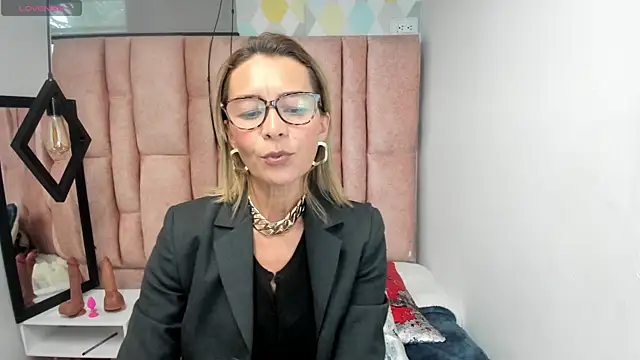 Snapshot of Issa_Milf__ chatting on April 2026 04:49:01 PM Issa Milf online show from April 2026 04:49:01 PM