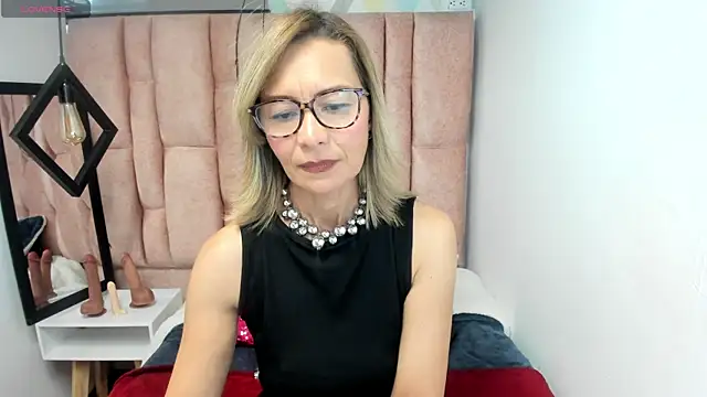 Snapshot of Issa_Milf__ chatting on April 2026 03:05:01 PM Issa Milf online show from April 2026 03:05:01 PM