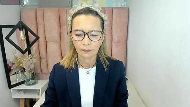 Snapshot of Issa_Milf__ chatting on May 2026 01:08:01 PM Issa Milf online show from May 2026 01:08:01 PM