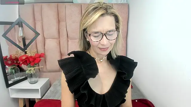 Snapshot of Issa_Milf__ chatting on June 2026 01:39:02 PM Issa Milf online show from June 2026 01:39:02 PM