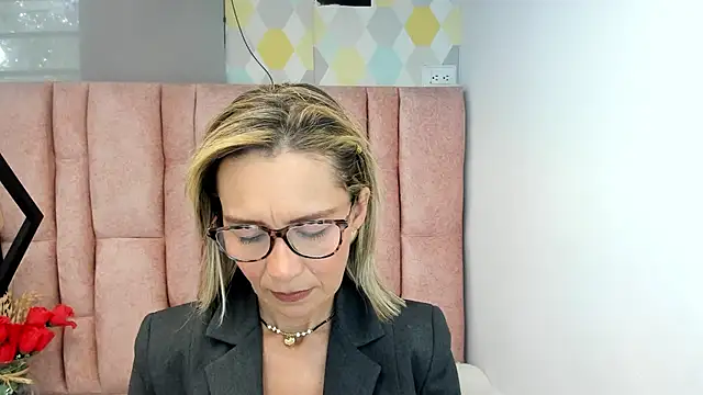 Snapshot of Issa_Milf__ chatting on June 2026 04:22:02 PM Issa Milf online show from June 2026 04:22:02 PM