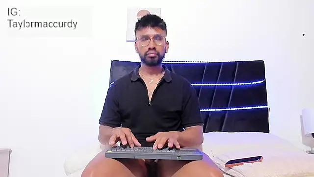 Taylormaccurdy  online show from December 2025 02:47:01 PM