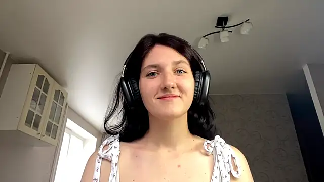 LyndaLewi online show from October 2025 01:51:02 PM